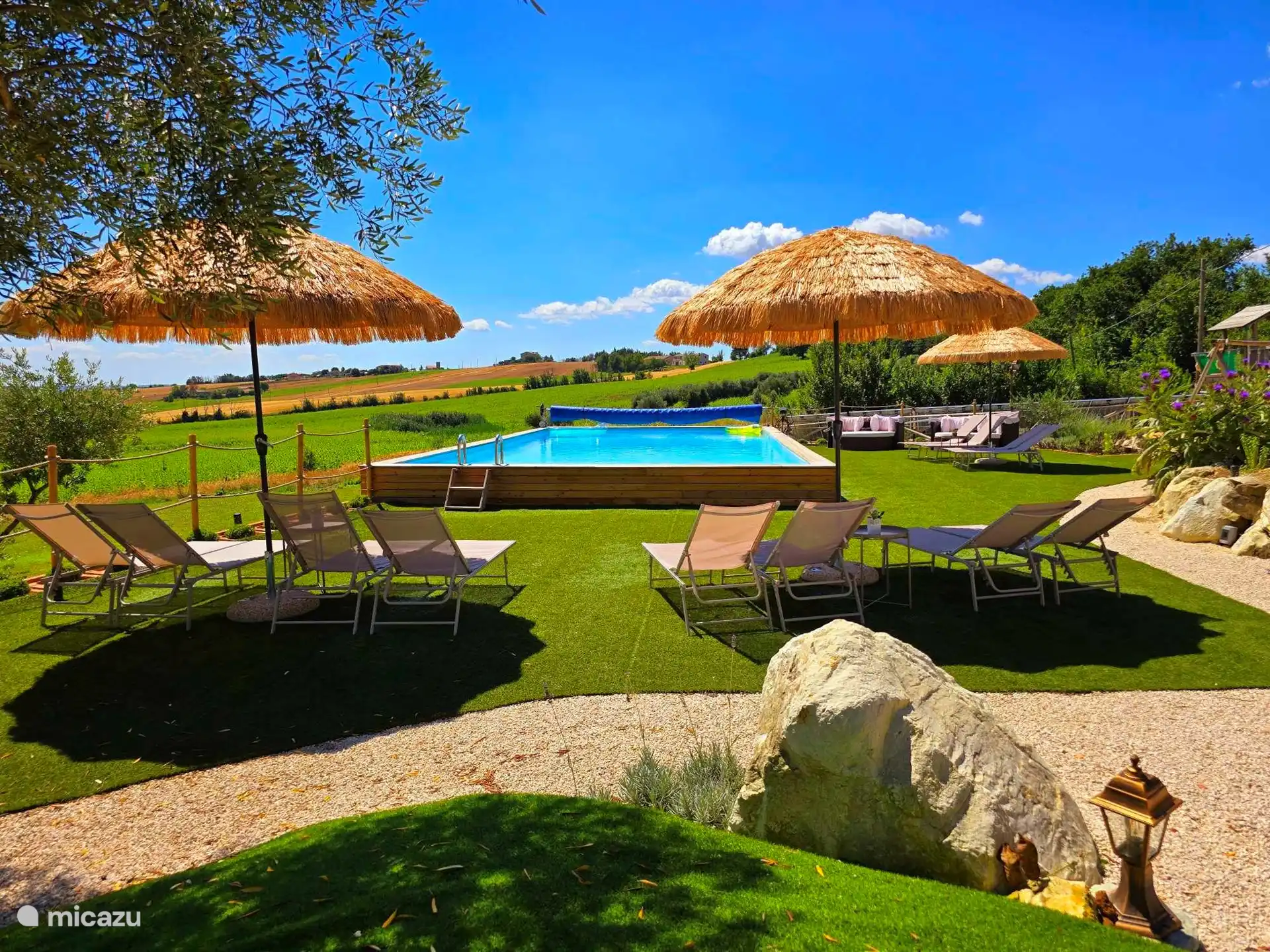 Poolbereich mit vielen Sonnenliegen und Sonnenliegen