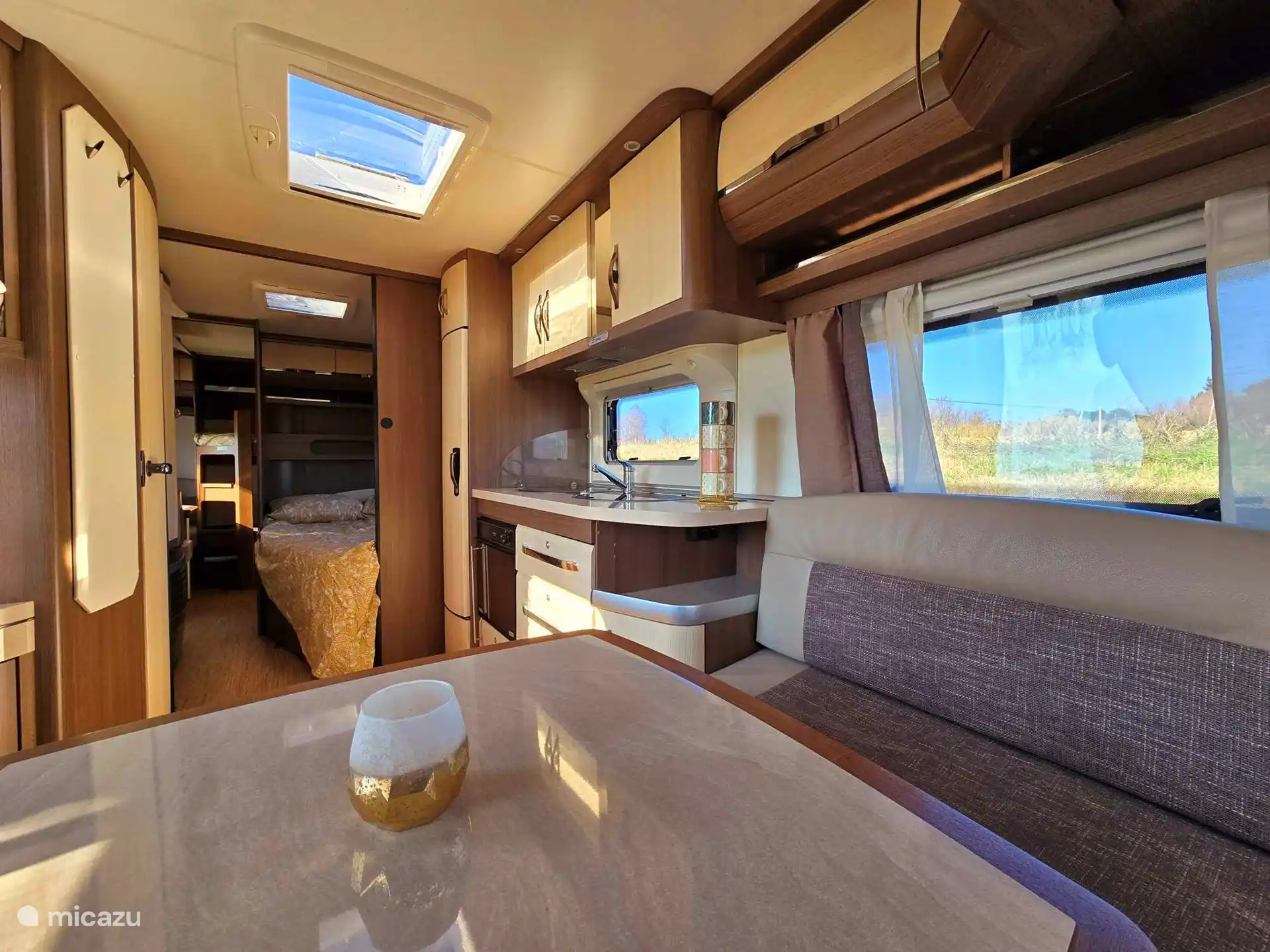 Zentrale Sitzecke mit Blick in die Küche