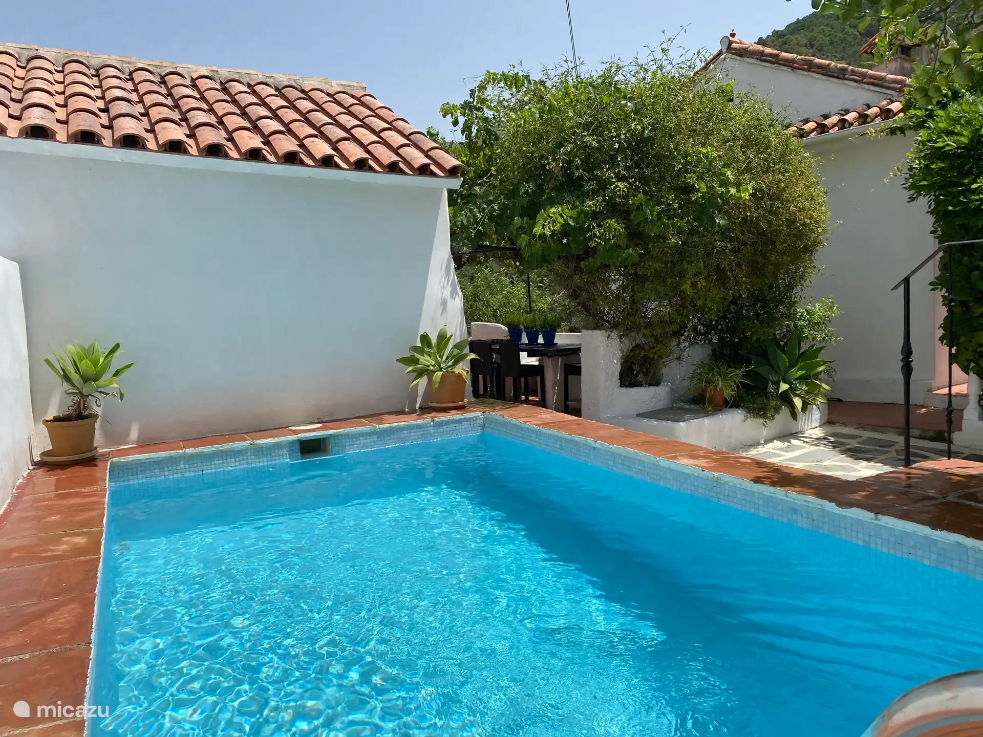 Das Schwimmbad bietet Abkühlung an heißen Tagen