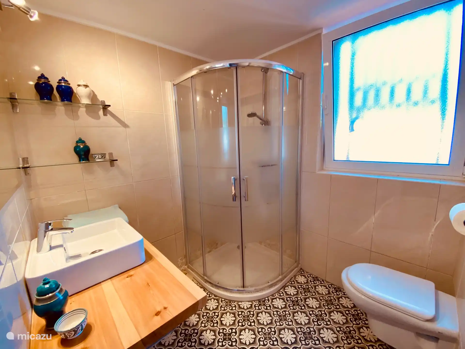 Jedes Zimmer verfügt über ein eigenes Badezimmer mit Dusche und WC