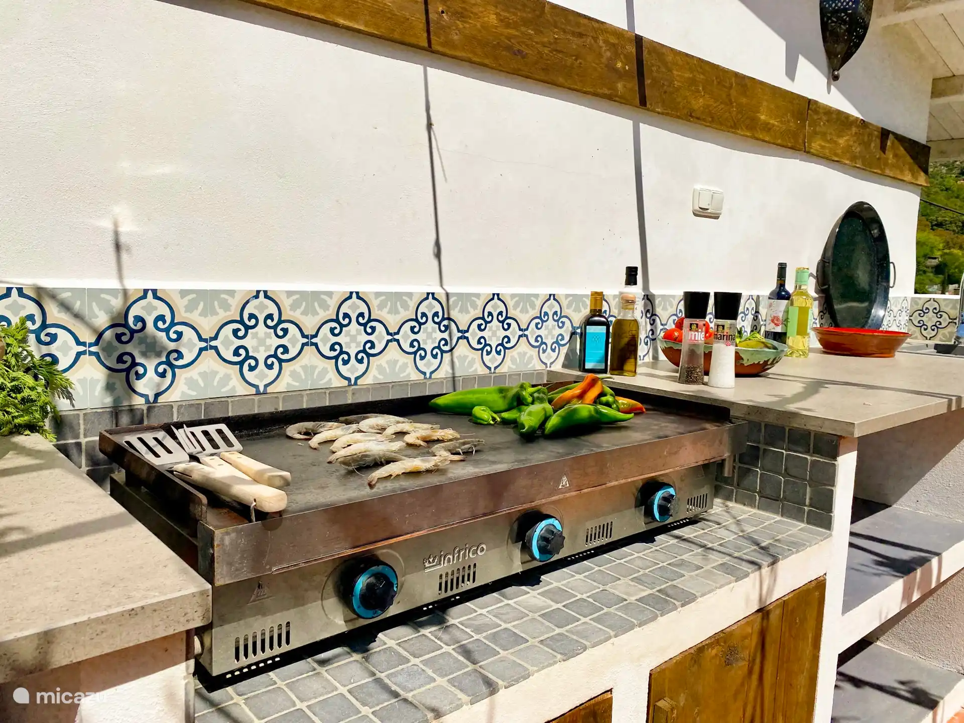 Frische Garnelen und Paprika gibt es auf dem Markt