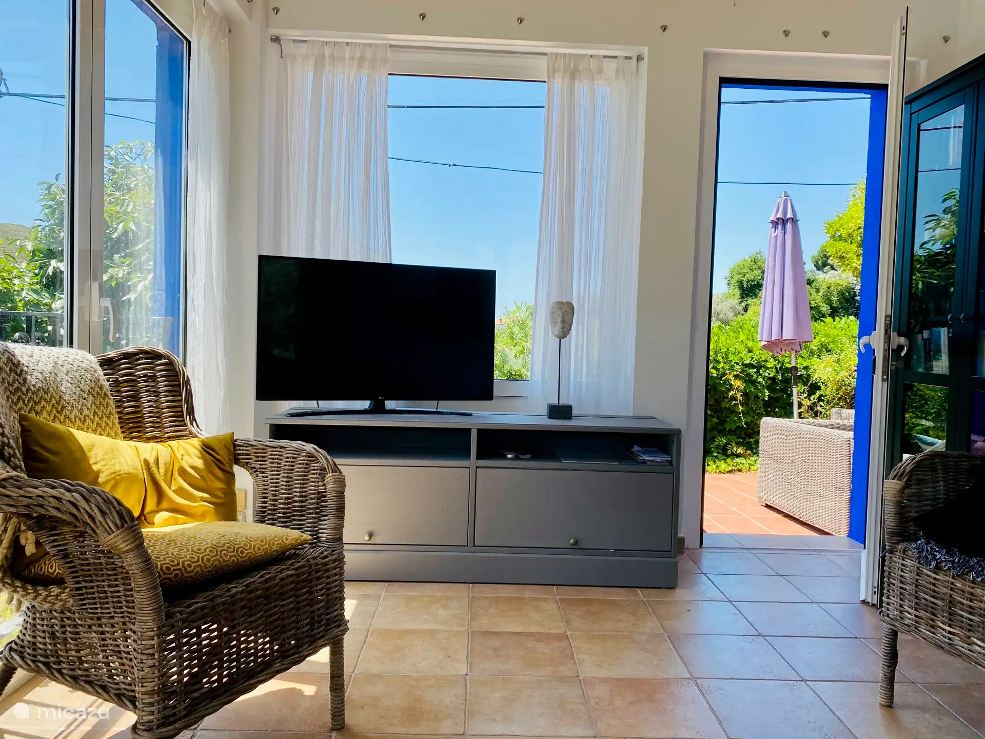 Das Haus ist mit schnellem WLAN und einer großen Auswahl an internationalen Fernsehkanälen ausgestattet