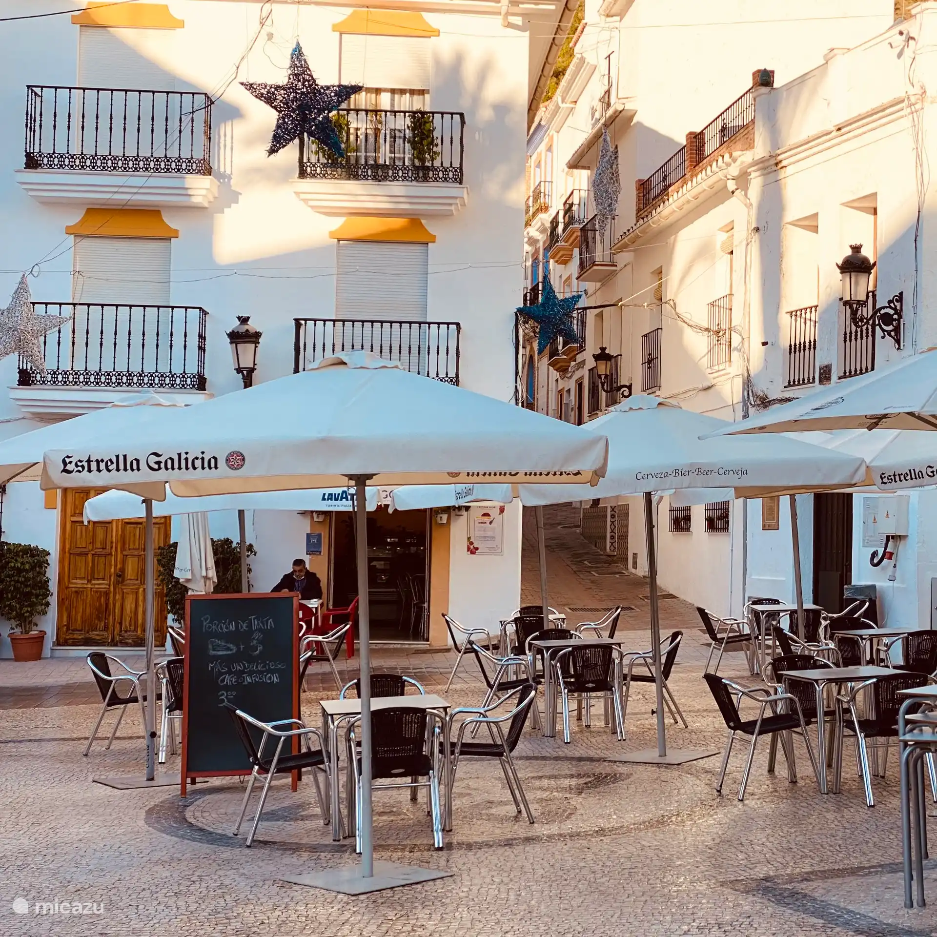 Den gemütlichen Dorfplatz von Ojén erreichen Sie nach einem 7-minütigen Spaziergang