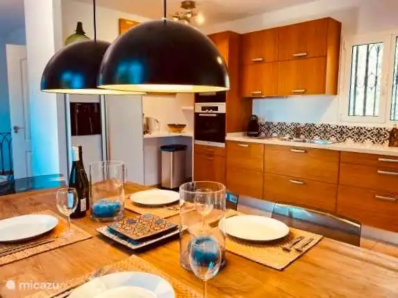 Die Küche ist mit einem Kühlschrank mit Trinkwasser und Eismaschine, einem Backofen, einer Mikrowelle, einer Induktionsplatte und einem Geschirrspüler ausgestattet