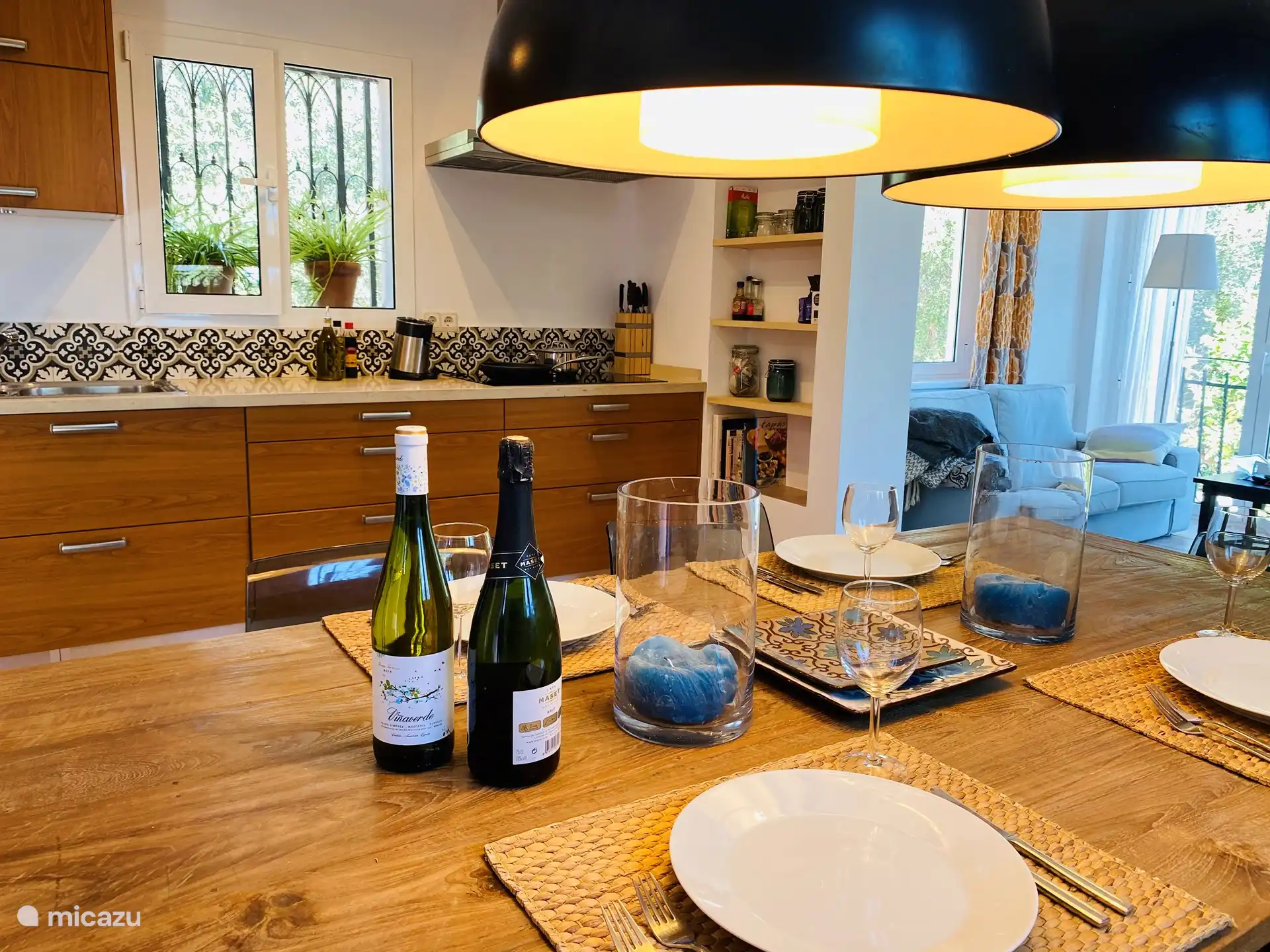 Weitläufige Küche mit Esstisch, wenn es draußen zu kühl wäre 