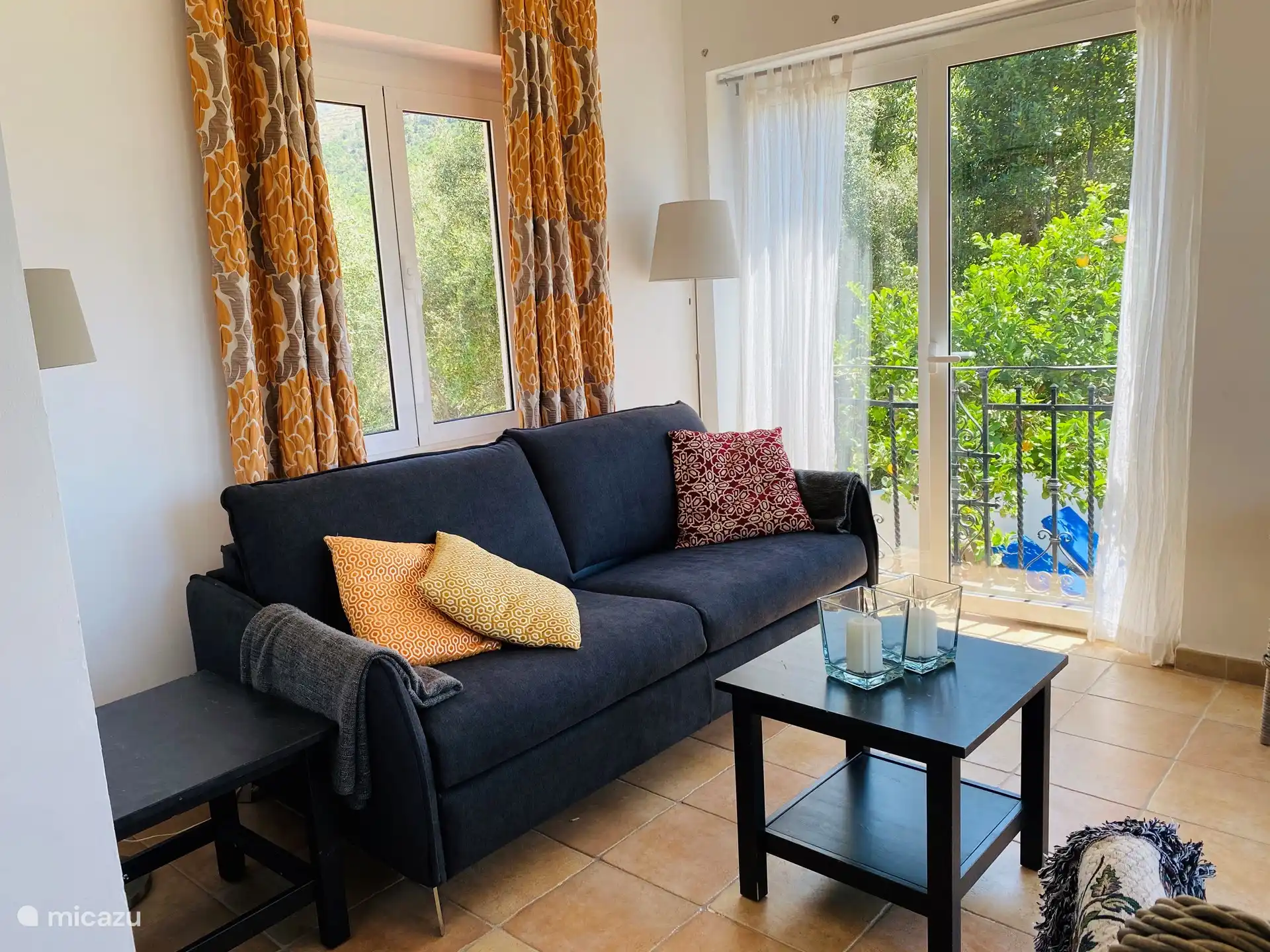 Wohnzimmer mit bequemer Schlafcouch