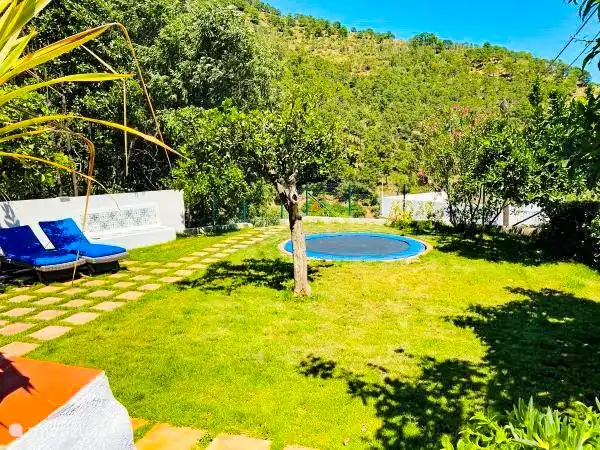 Der Garten bietet Platz zum Sonnenbaden und Spielen, Trampolin für die Kinder