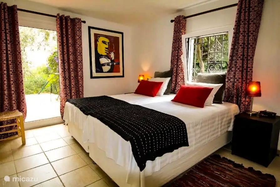 Hauptschlafzimmer mit Terrassentür zur hinteren Terrasse