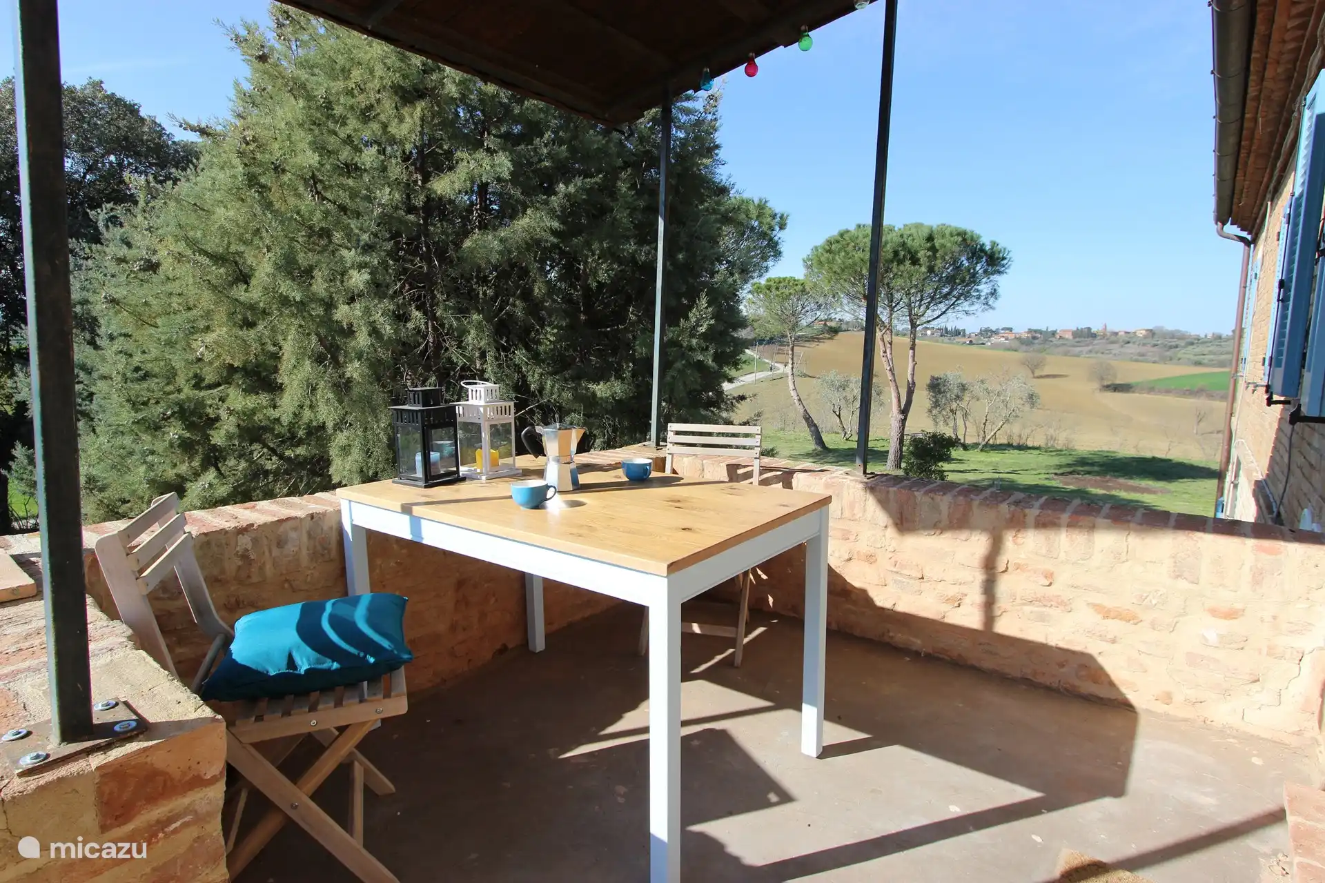 The loggia (seats available for 4 persons)
