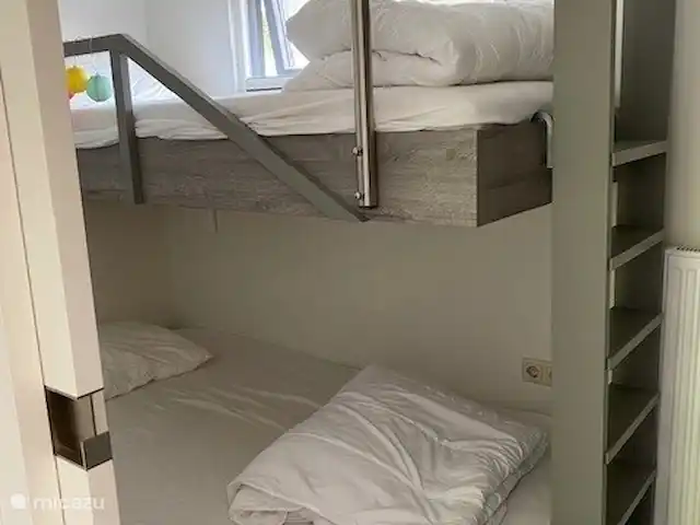 Lakehouse 1 | Pays-Bas, Frise, Elahuizen - maison de vacances Chambre avec lits superposés. Le lit en dessous est un lit double et un lit au-dessus de 1 personne. Placard disponible.