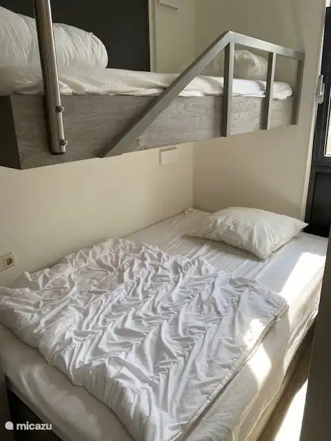 Chambre avec lits superposés. Le lit en dessous est un lit double et un lit au-dessus de 1 personne. Armoire disponible