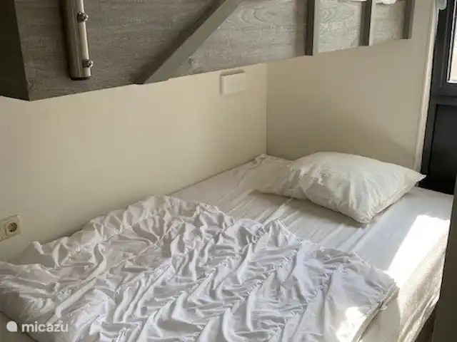 Lakehouse 1 | Pays-Bas, Frise, Elahuizen - maison de vacances Chambre avec lits superposés. Le lit en dessous est un lit double et un lit au-dessus de 1 personne. Armoire disponible