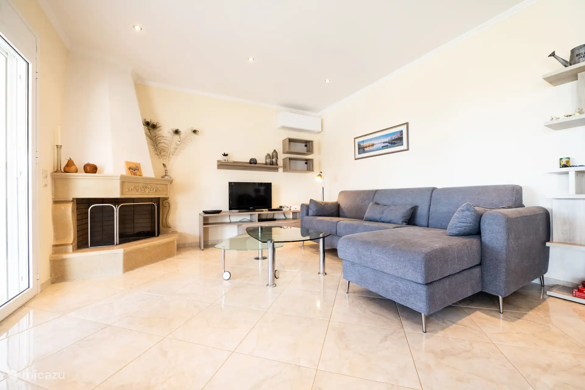 Wohnzimmer mit Schlafsofa