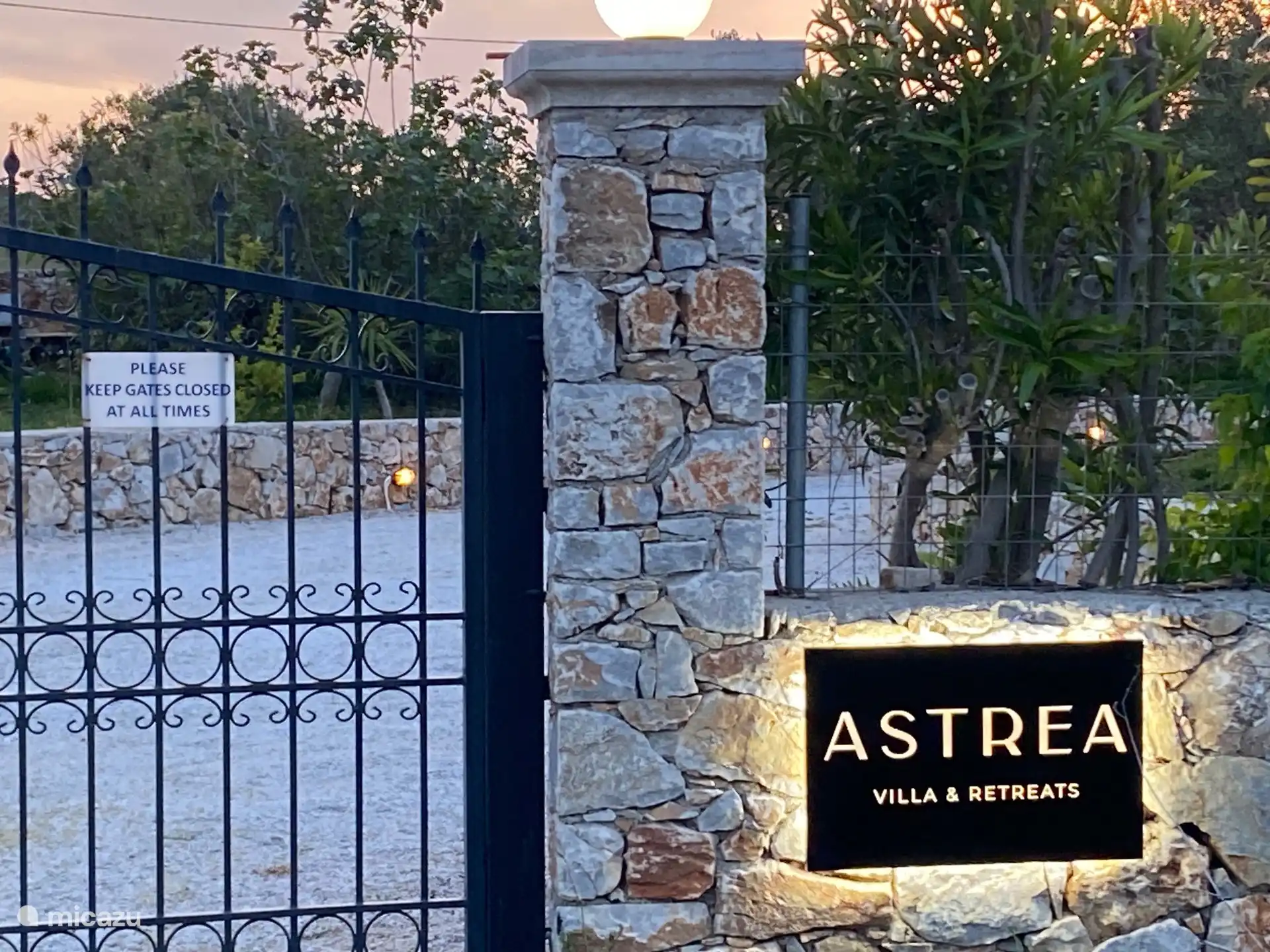 Schild für das Eingangstor