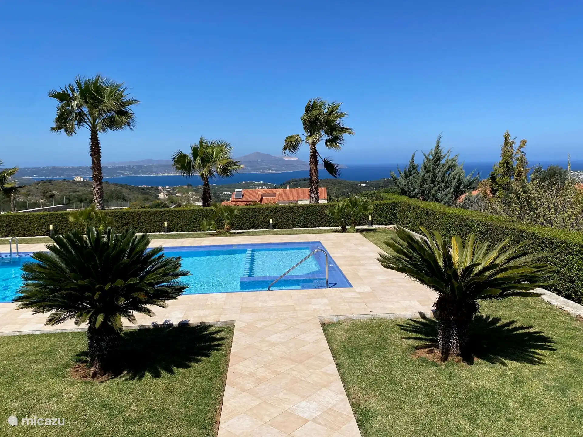 Blick auf den Pool und das Meer