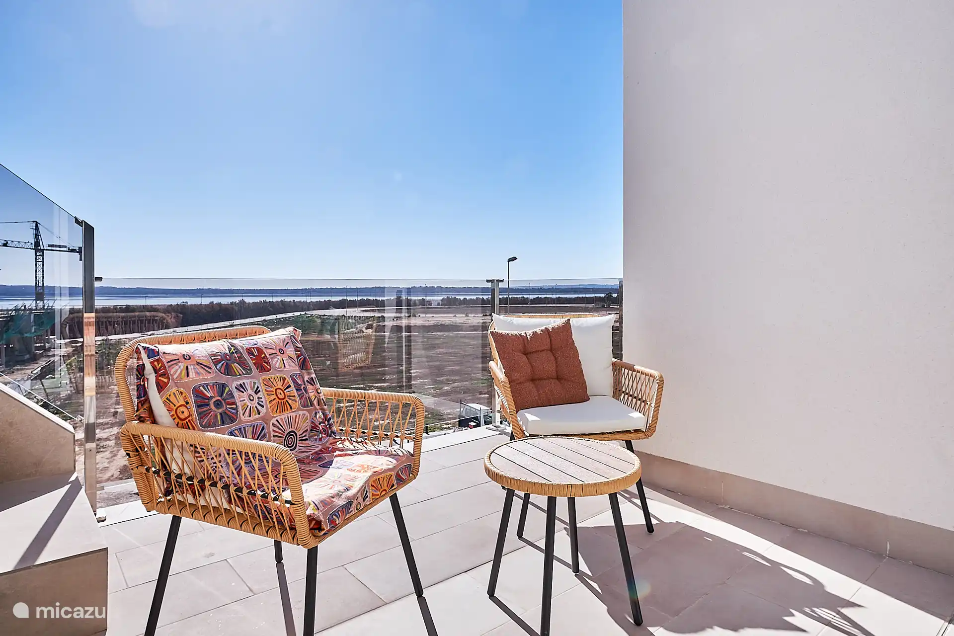 Angrenzend an das Wohnzimmer befindet sich ein kompakter Balkon, der sich ganz im Süden befindet. Auch mitten im Winter eignet sich dieser Balkon sehr gut zum Sonnenbaden. 