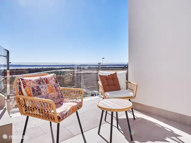 Blue Lake Penthouse | Espagne, Costa Blanca, Guardamar del Segura - appartement Adjacent au salon, il y a un balcon compact situé tout au sud. Même en plein hiver, ce balcon est très approprié pour bronzer.