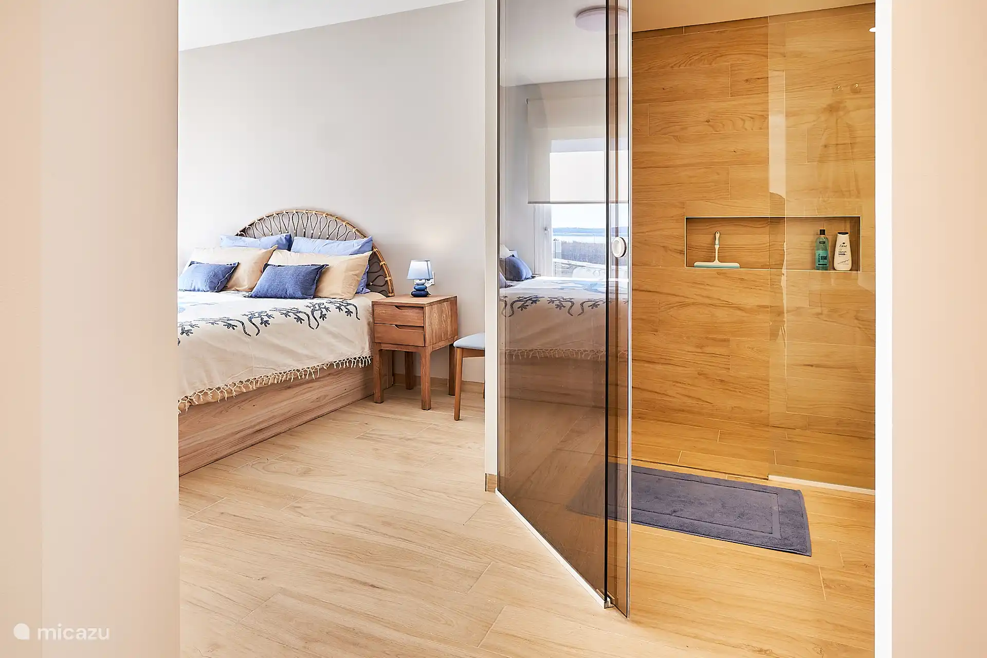 Das Hauptschlafzimmer ist sehr geräumig und verfügt über ein integriertes Badezimmer.