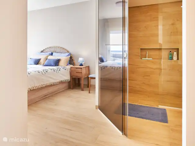Blue Lake Penthouse | Espagne, Costa Blanca, Guardamar del Segura - appartement La chambre principale est très spacieuse avec salle de bain intégrée.