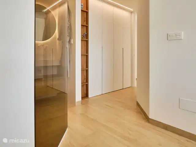 Blue Lake Penthouse | Espagne, Costa Blanca, Guardamar del Segura - appartement Le dressing de la chambre principale offre beaucoup d’espace pour vos vêtements