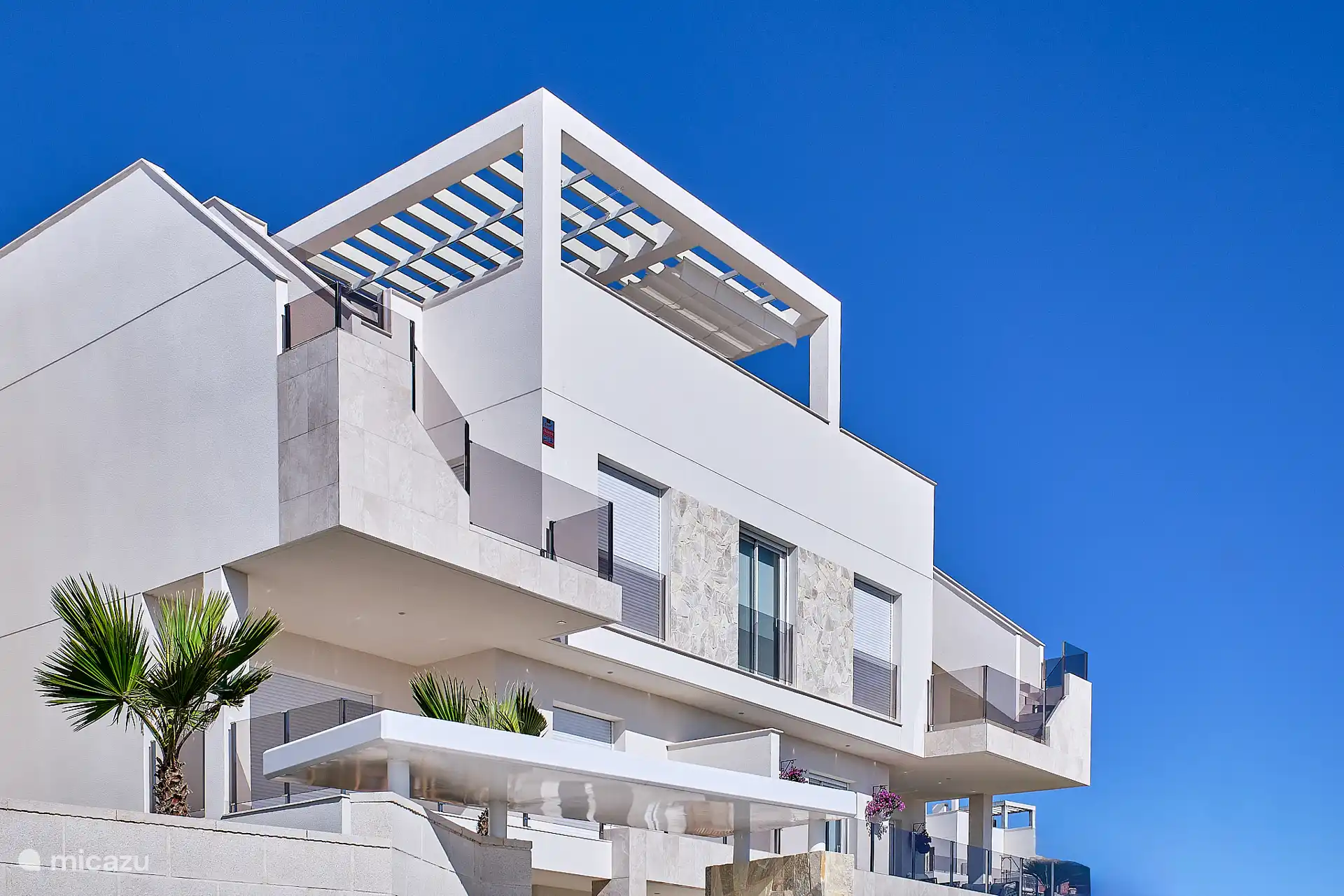 Das Blue Lake Penthouse befindet sich im zweiten Stock (natürlich mit dem Aufzug erreichbar) und befindet sich an der Ecke rechts.