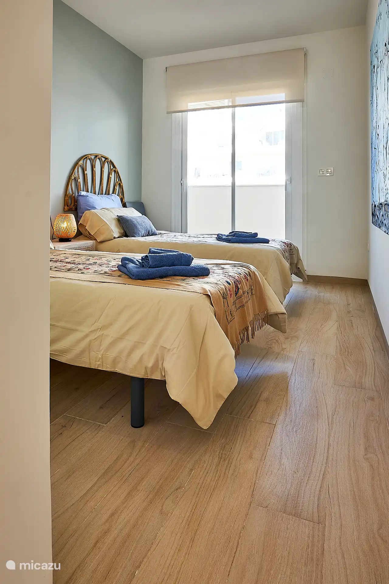 Das zweite Schlafzimmer auf der Rückseite mit dem Nordbalkon. Herrlich kühl im Sommer. Mit zwei Einzelbetten (oder natürlich einem). 