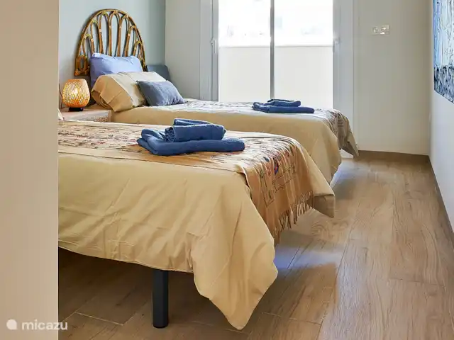 Blue Lake Penthouse | Espagne, Costa Blanca, Guardamar del Segura - appartement La deuxième chambre à l’arrière avec le balcon nord. Merveilleusement frais en été. Avec deux lits simples (ou bien sûr un).