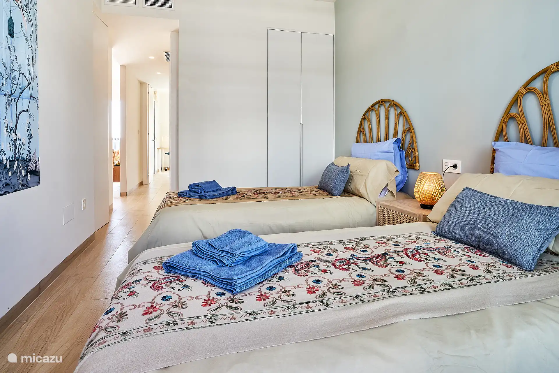 Das zweite Schlafzimmer mit Blick auf den Flur, wo sich alle Schlafzimmer öffnen.