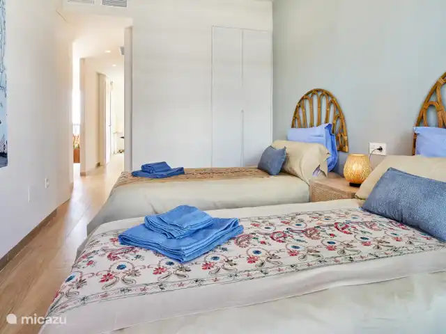 Blue Lake Penthouse | Espagne, Costa Blanca, Guardamar del Segura - appartement La deuxième chambre avec vue sur le couloir où toutes les chambres s’ouvrent.