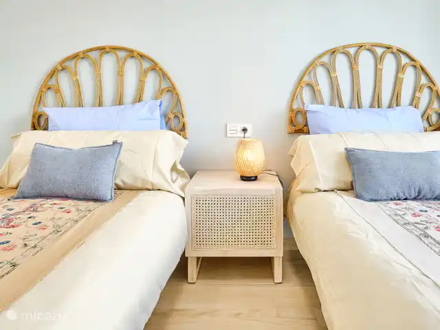 Blue Lake Penthouse | Espagne, Costa Blanca, Guardamar del Segura - appartement Et j’ai zoomé sur les lits avec le mur bohème du fond.