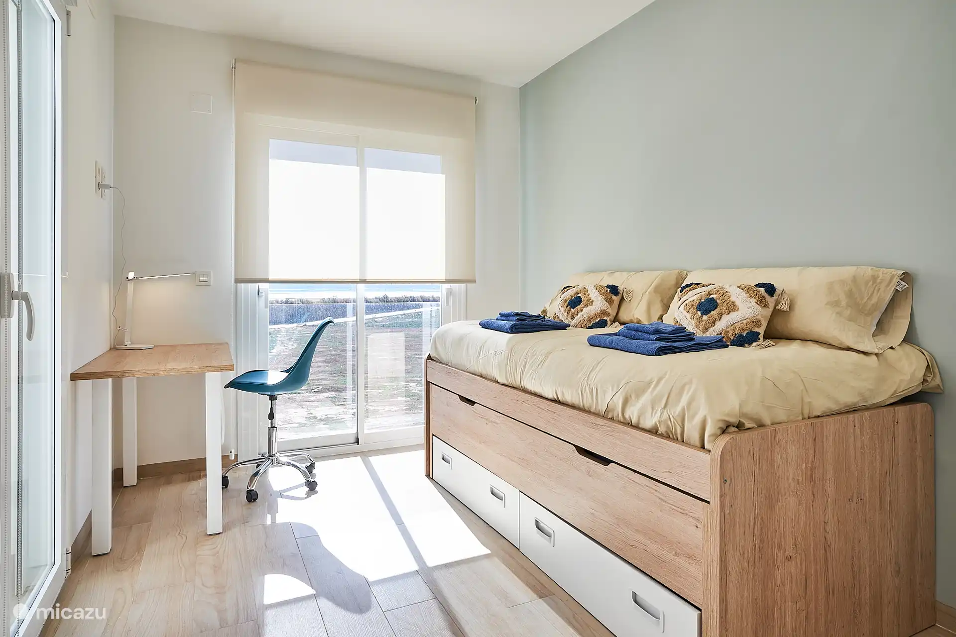 Das dritte Schlafzimmer, ebenfalls an der Vorderseite, verfügt über ein Doppelbett, das ausgezogen werden kann. Und einen kleinen Schreibtisch.