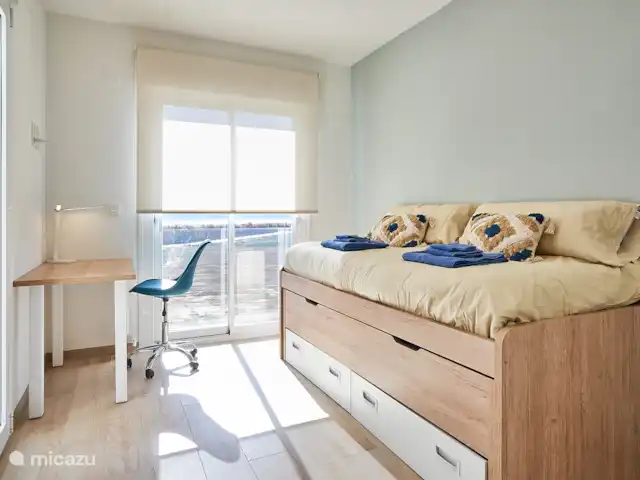 Blue Lake Penthouse | Espagne, Costa Blanca, Guardamar del Segura - appartement La troisième chambre, toujours à l’avant, dispose d’un lit double, qui se déploie. Et un petit bureau.