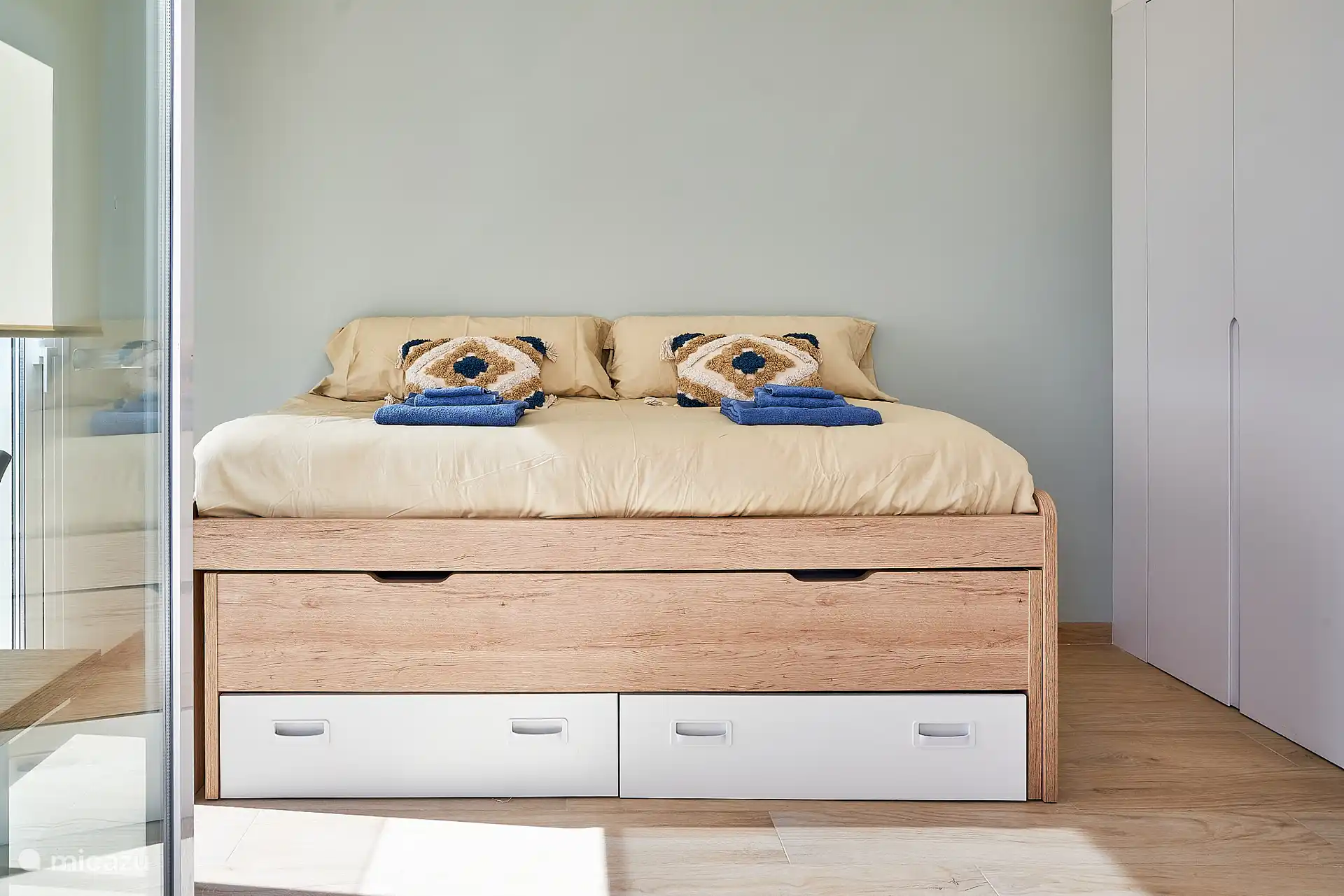 Das dritte Schlafzimmer mit großen Schränken, die vom Balkon aus gesehen werden, mit direkter Eingangstür.