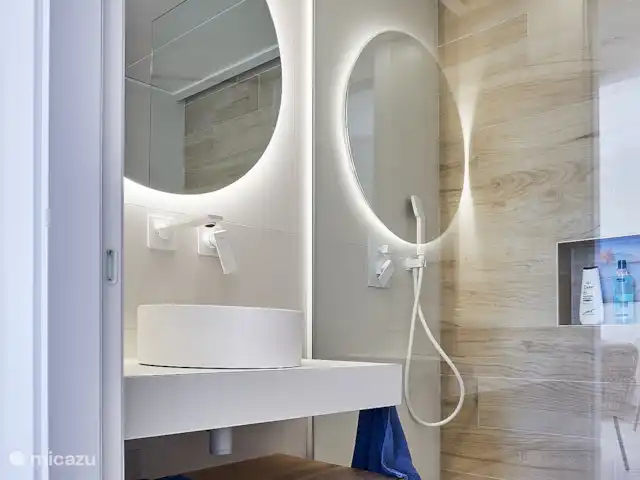 Blue Lake Penthouse | Espagne, Costa Blanca, Guardamar del Segura - appartement La deuxième salle de bain dispose également d’une douche spacieuse, de toilettes et d’un lavabo avec grand miroir.