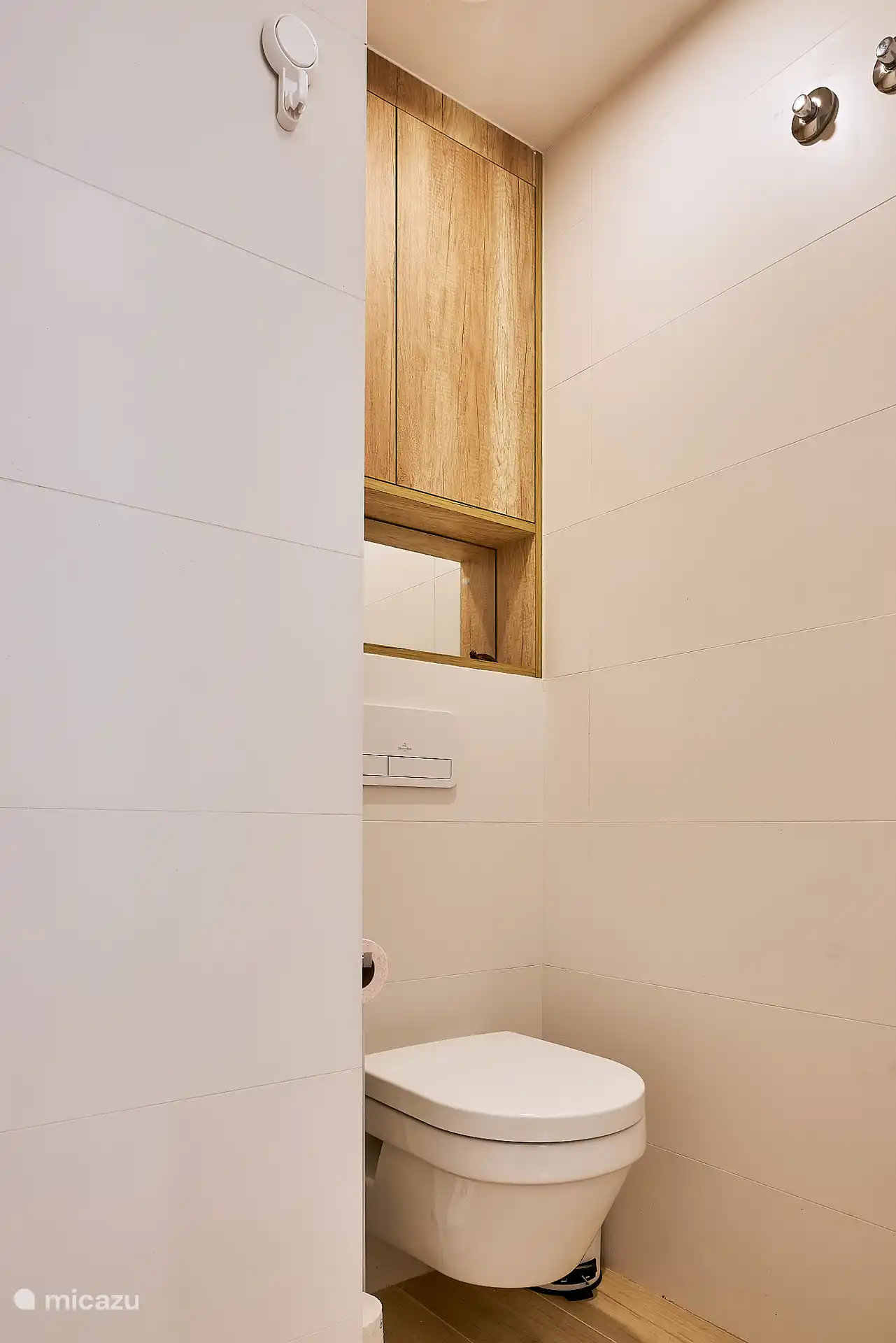 WC im zweiten Badezimmer mit Schrank für Toilettenartikel