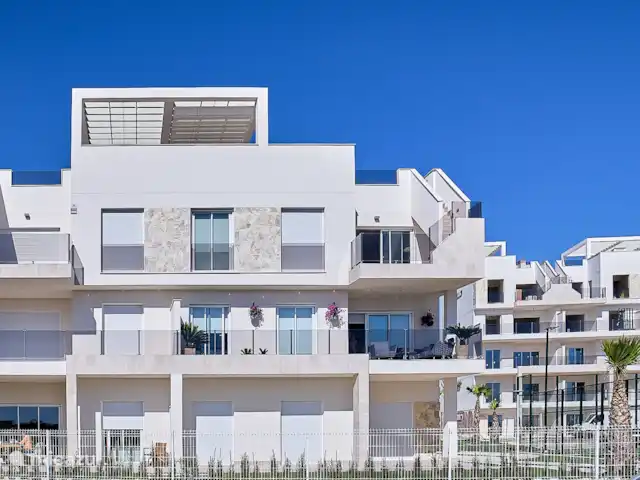 Blue Lake Penthouse | Espagne, Costa Blanca, Guardamar del Segura - appartement Area Beach III est un complexe moderne avec des installations luxueuses telles qu’un centre de bien-être, une salle de sport, un terrain de padel et deux grandes piscines.