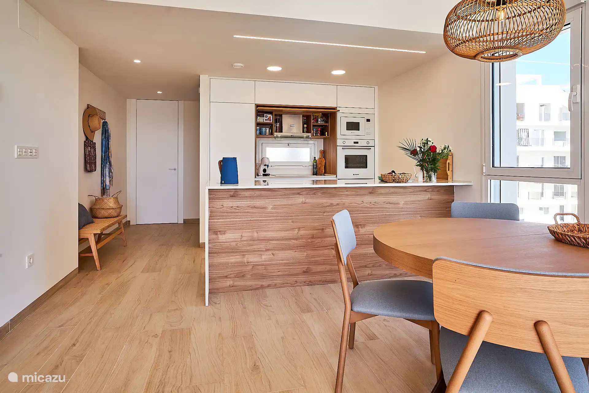 Die Küche ist mit allen möglichen Geräten ausgestattet: Backofen, Mikrowelle, Induktionskochfeld, Dunstabzugshaube, Kühl- und Gefrierschrank, Kaffeemaschine, Wasserkocher, Toaster, Stabmixer usw.