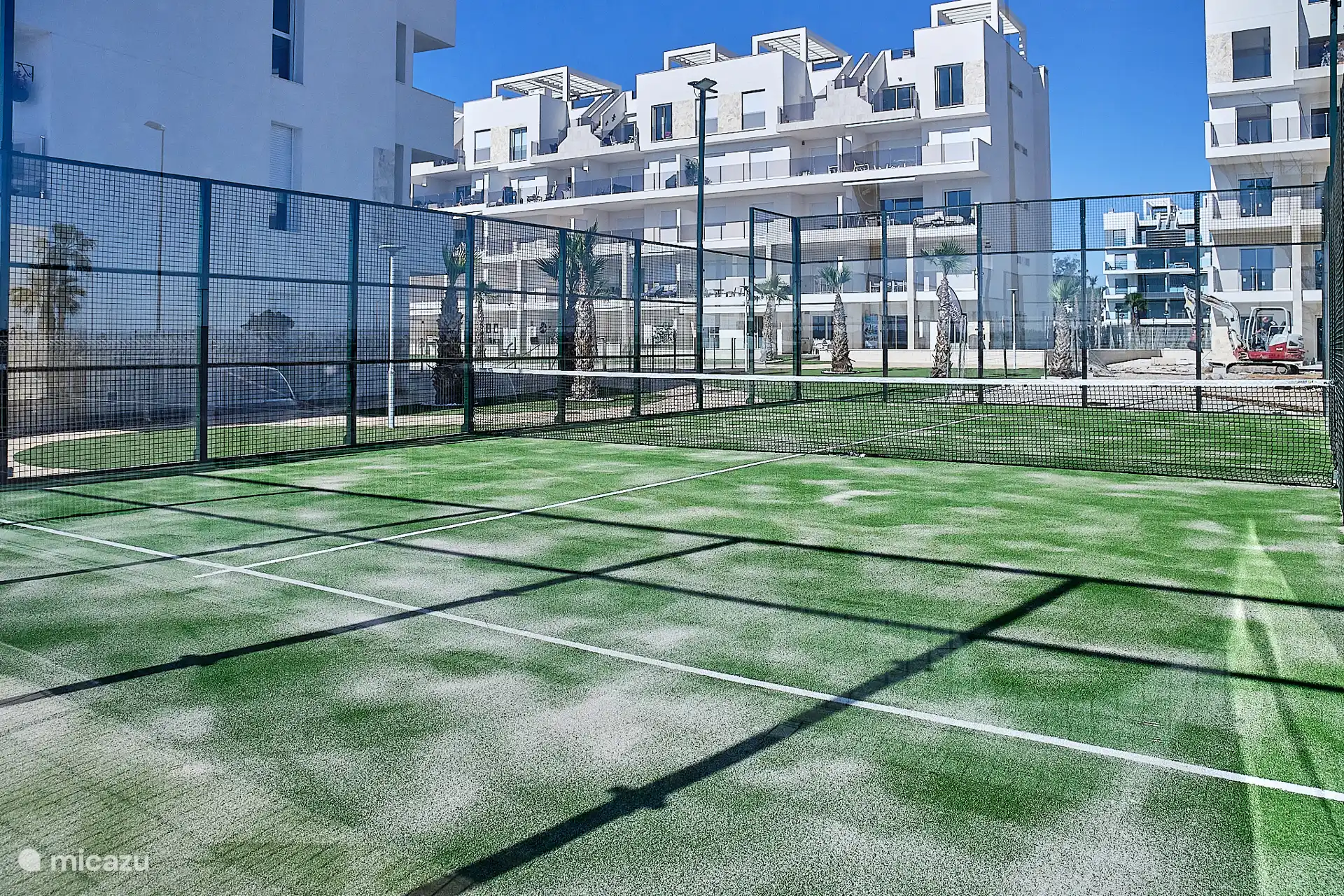 Wunderbar ein Padelplatz einfach buchstäblich zu Ihren Füßen.