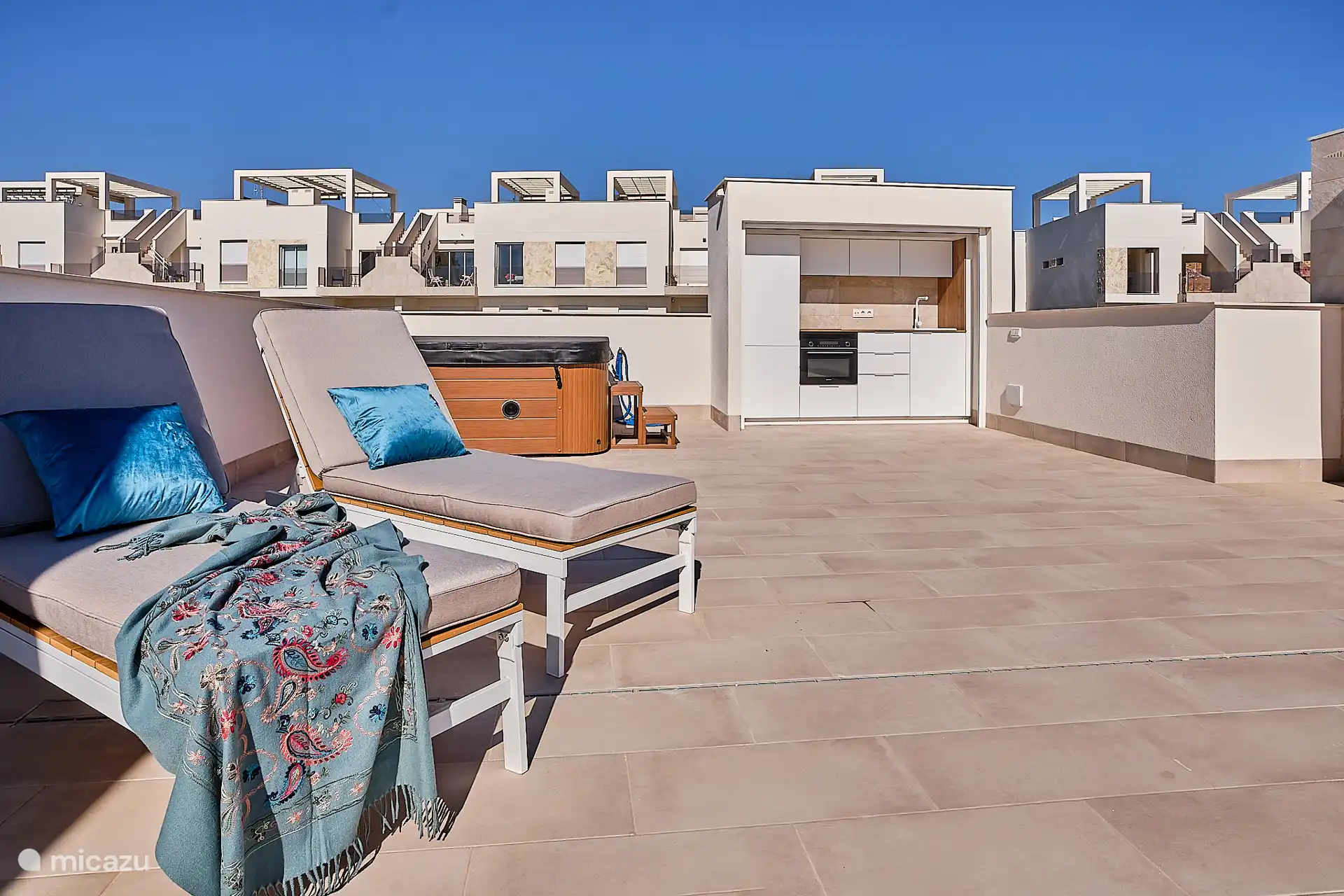 Neben einem Loungebereich und Esstisch unter einer Markise gibt es auch Sonnenliegen, ein SPA, eine voll ausgestattete Außenküche und eine Außendusche. Sie müssen das Haus sozusagen nicht verlassen. 