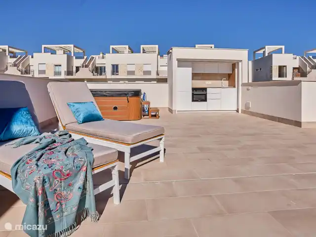 Blue Lake Penthouse | Espagne, Costa Blanca, Guardamar del Segura - appartement En plus d’un coin salon et d’une table à manger sous un auvent, il y a aussi des chaises longues, un SPA, une cuisine extérieure entièrement équipée et une douche extérieure. Vous n’avez pas besoin de quitter la maison, pour ainsi dire.
