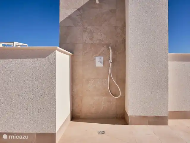 Blue Lake Penthouse | Espagne, Costa Blanca, Guardamar del Segura - appartement La douche extérieure est merveilleusement rafraîchissante ou agréable avant et après l’utilisation du spa.