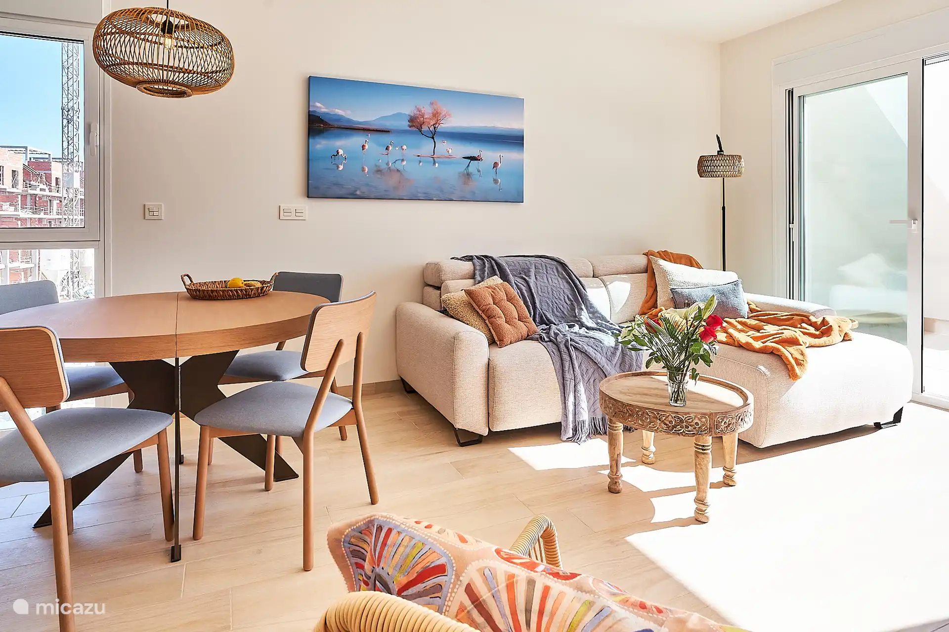 Das Wohnzimmer ist geräumig und gemütlich mit den Farben der Gegend. Der Esstisch ist ausziehbar, so dass Sie mit sechs Personen essen können. 