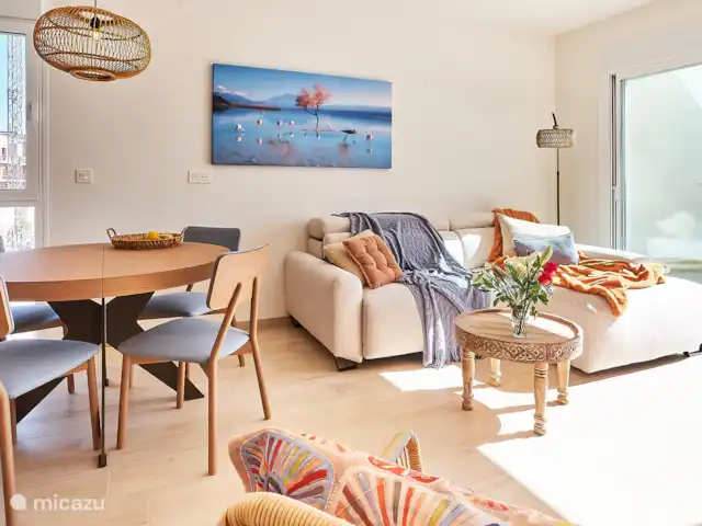 Blue Lake Penthouse | Espagne, Costa Blanca, Guardamar del Segura - appartement Le salon est spacieux et confortable avec les couleurs de la région. La table à manger est extensible pour que vous puissiez manger avec six personnes.