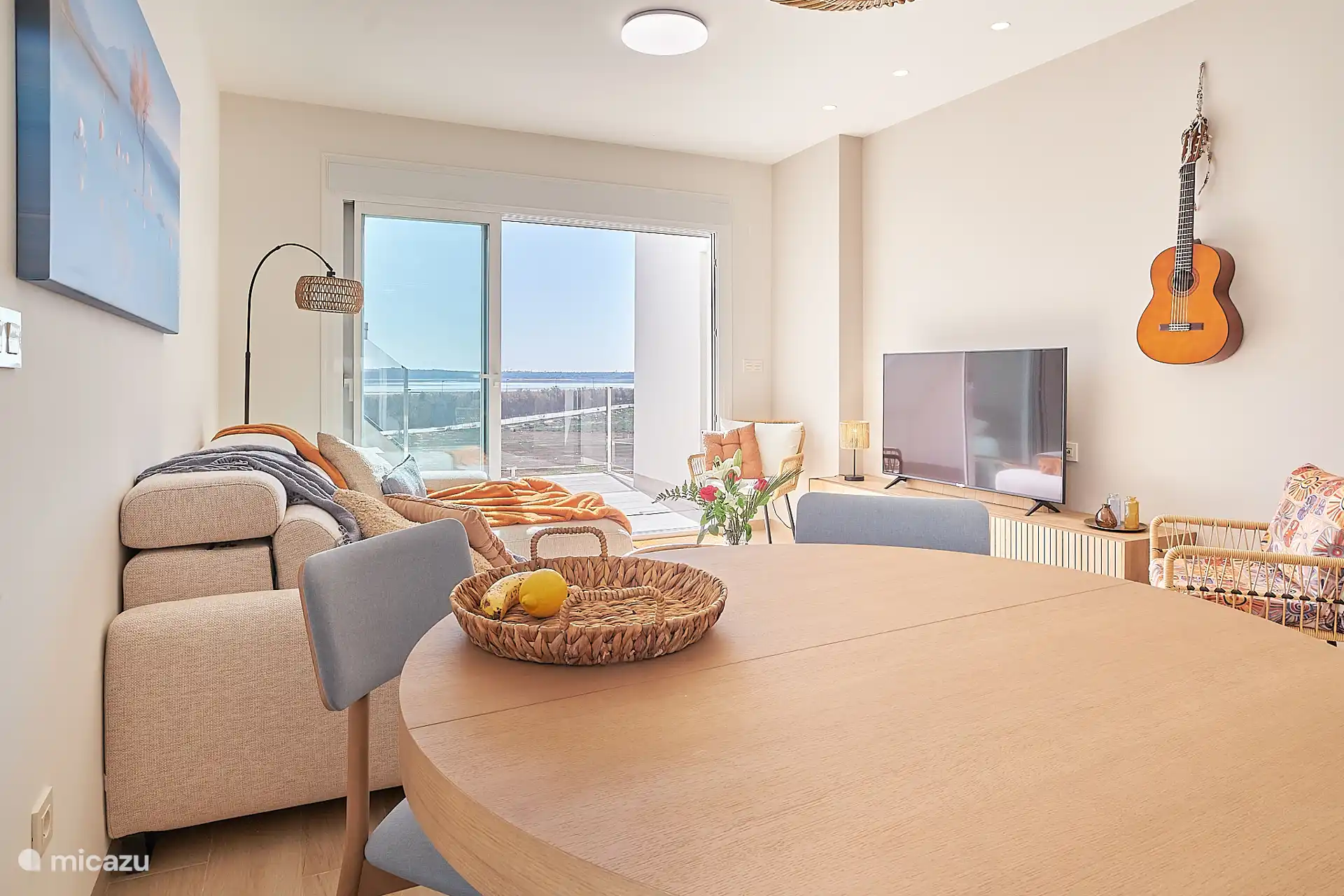 Die Sitzecke ist mit einem großen Smart-TV mit spanischen Kanälen und Zugang zu allen Ihren eigenen Abonnements ausgestattet. Sie können auch Ihr eigenes Telefon, Tablet oder PC an den Bildschirm anschließen. 