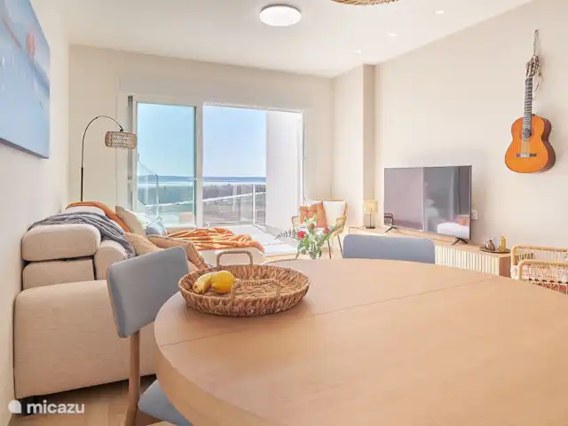 Blue Lake Penthouse | Espagne, Costa Blanca, Guardamar del Segura - appartement Le coin salon est équipé d’une grande télévision connectée avec des chaînes espagnoles et de l’accès à tous vos propres abonnements. Vous pouvez également connecter votre propre téléphone, tablette ou PC à l’écran.