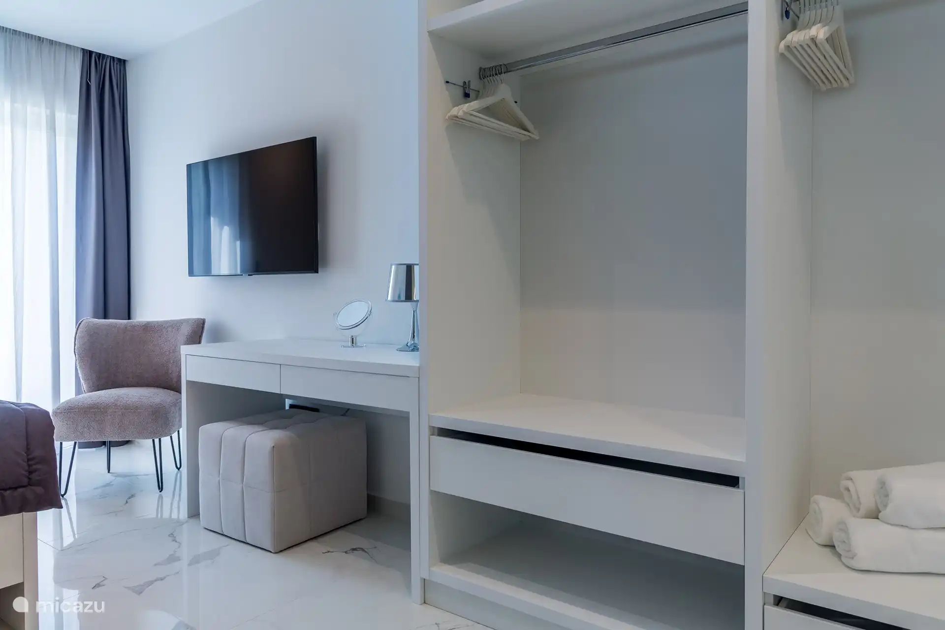 Kleiderschrank Nr. 2