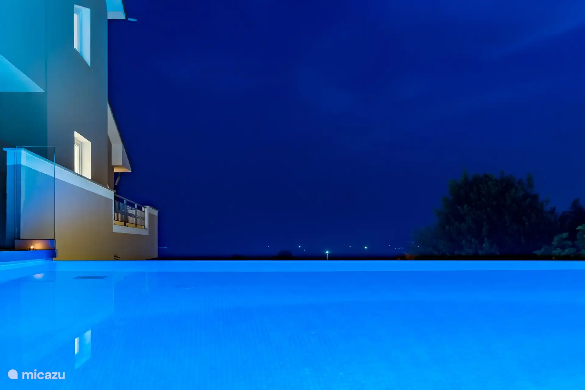 Schwimmbad bei Nacht