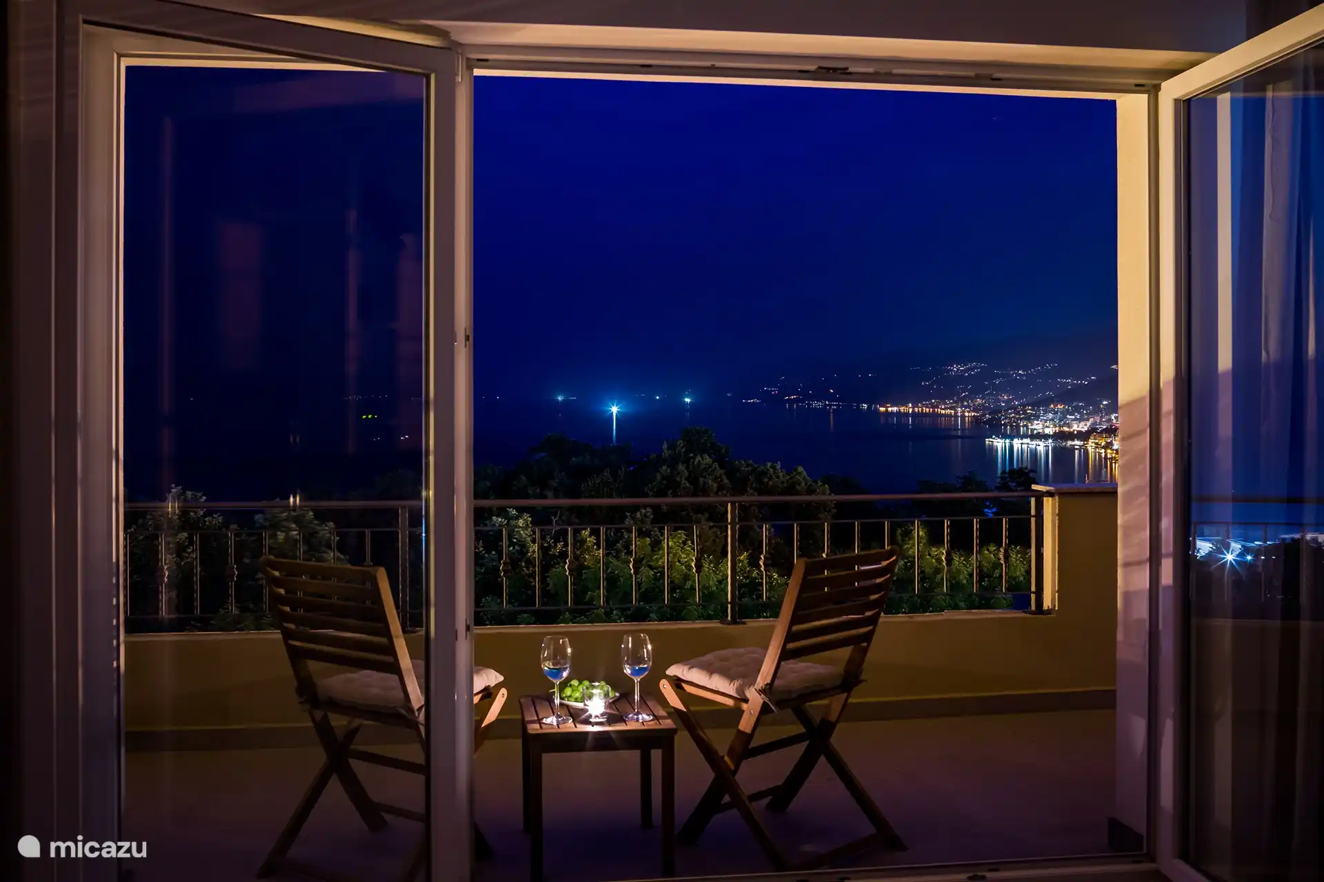 Nachtblick vom Wohnzimmer.