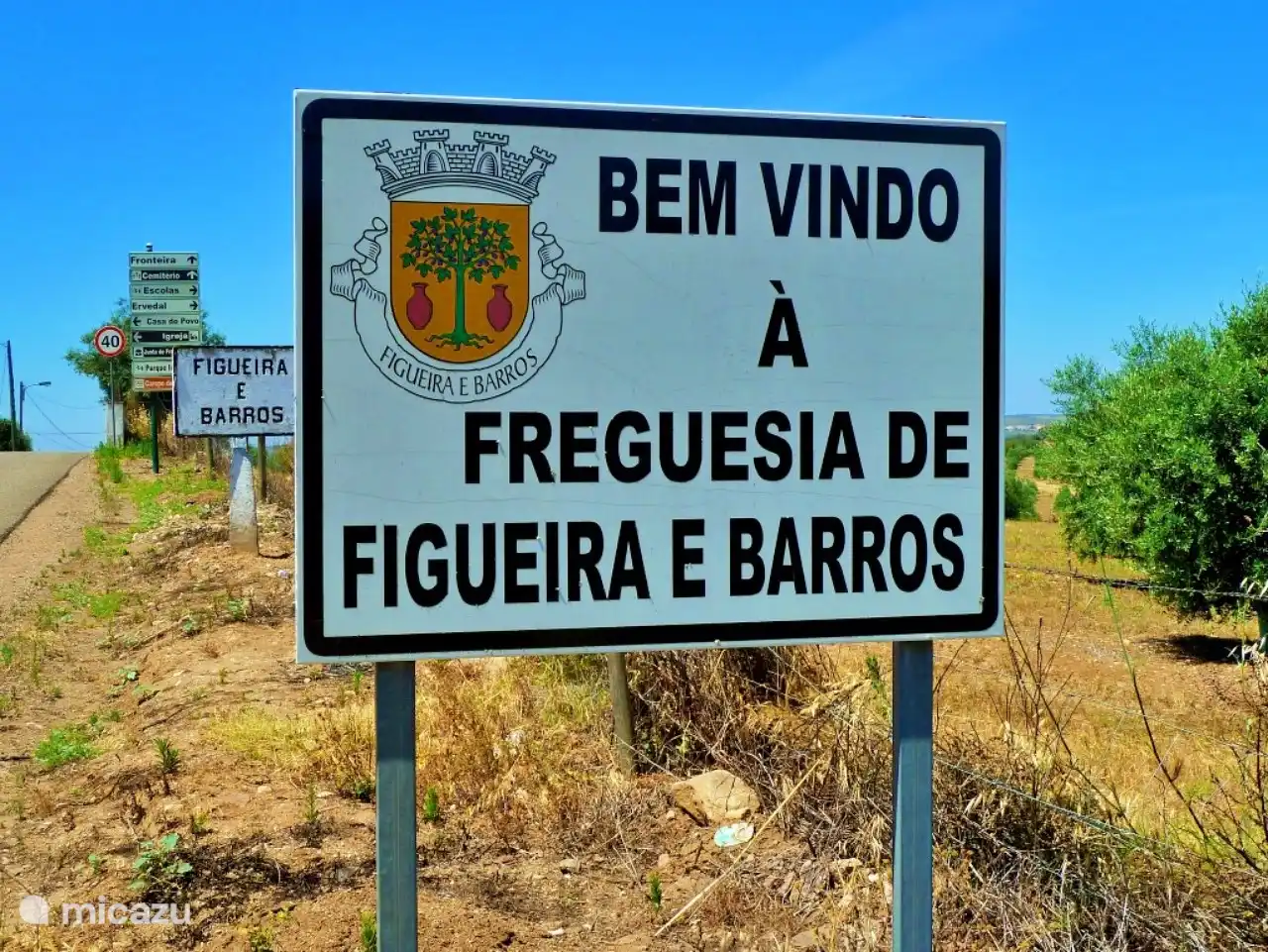 Landstraßen führen zum Dorf Figueira e Barros
