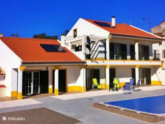 Location de Vacances Portugal, Portalegre, Figueira e Barros, villa - Piscine Casa Heechhiem pour 6 personnes Côté droit de la maison avec le grand jardin